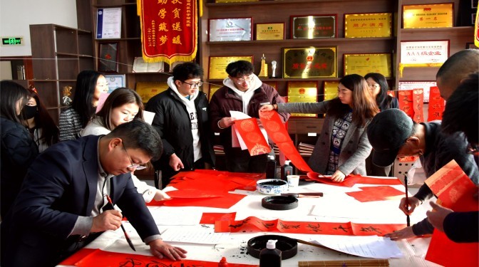 “筆墨傳情迎蛇年，春聯(lián)送福暖人心”——甘肅建科院工會(huì)開展春節(jié)送福送春聯(lián)活動(dòng)