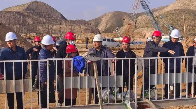 聚焦綠色創(chuàng)新實踐 開拓產(chǎn)業(yè)產(chǎn)品板塊——甘肅建科院領導調(diào)研指導“工業(yè)固廢膠凝材料黃土地基處理”工程應用現(xiàn)場