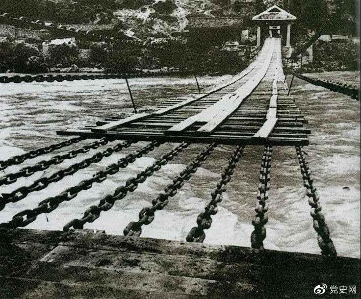 　　1935年5月29日，中央紅軍左縱隊(duì)先頭部隊(duì)在瀘定橋西頭發(fā)起奪橋戰(zhàn)斗，勝利搶占大橋。圖為瀘定橋。