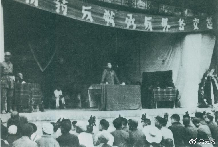 　　1946年7月26日，朱德在延安各界反對內(nèi)戰(zhàn)動員大會上發(fā)表講話，號召全國人民團(tuán)結(jié)起來，打退國民黨軍對解放區(qū)的進(jìn)攻。