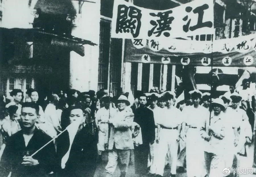 1949年5月17日，第四野戰(zhàn)軍解放武漢。圖為武漢人民歡慶解放。