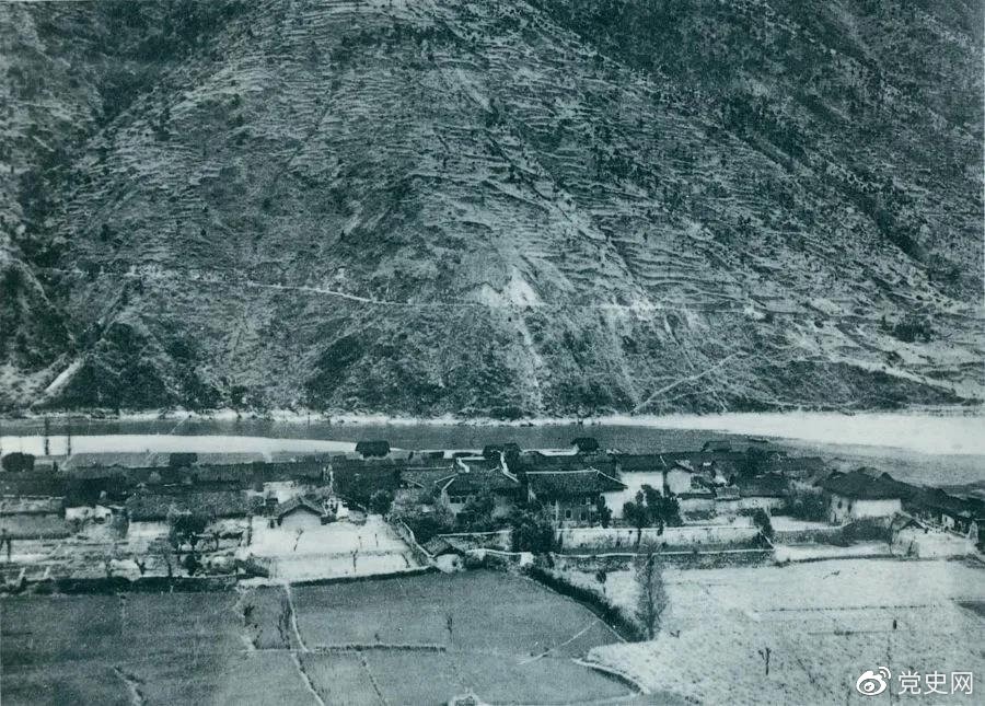 　　1935年5月25日，紅一方面軍到達(dá)大渡河南岸的安順場(chǎng)。紅軍17名勇士靠一葉孤舟強(qiáng)渡大渡河，為沿大渡河左岸北上的部隊(duì)打開了一條通道。圖為安順場(chǎng)一角。