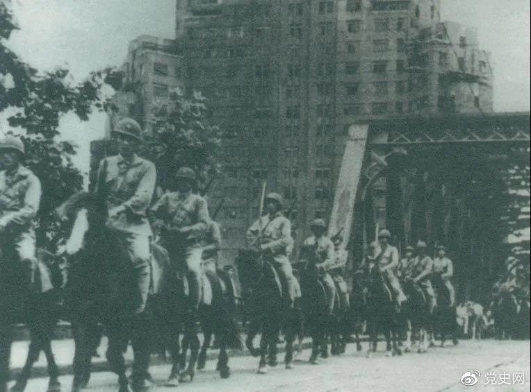 　　1949年5月，人民解放軍殲滅退守上海的敵軍15萬(wàn)人，解放了這個(gè)中國(guó)最大的城市。圖為解放軍進(jìn)駐上海。