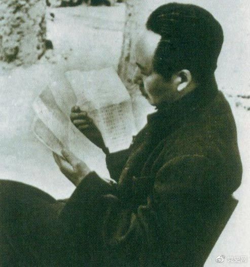 　　1946年6月，國民黨撕毀停戰(zhàn)協(xié)定和政協(xié)決議，挑起全面內(nèi)戰(zhàn)。這是毛澤東在延安審閱有關(guān)自衛(wèi)反擊的電報(bào)。