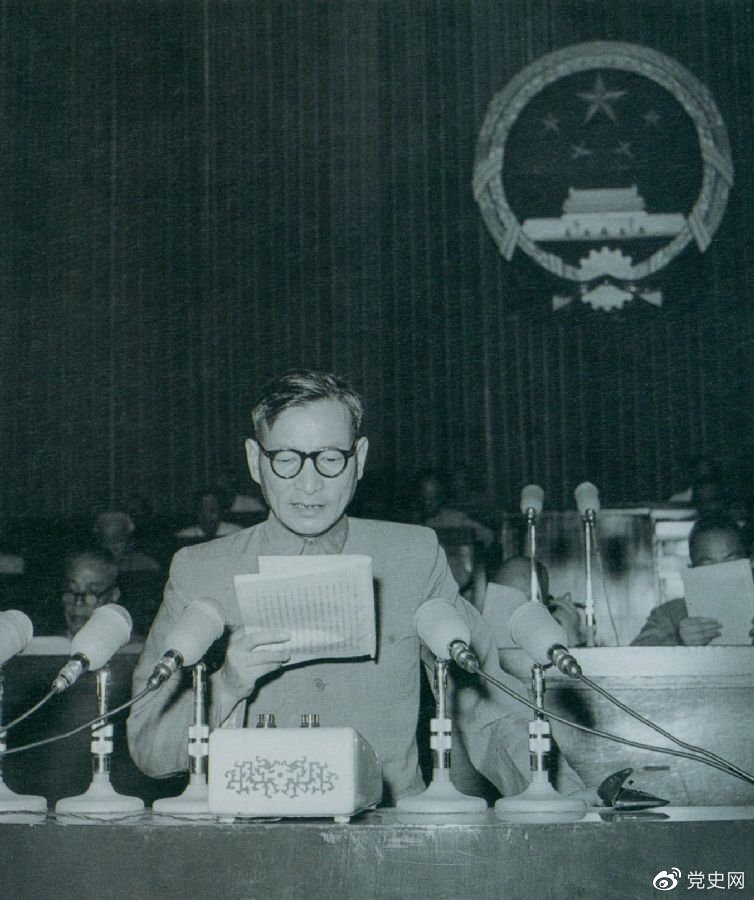 1955年7月，陳云在一屆全國(guó)人大二次會(huì)議上作堅(jiān)持和改進(jìn)糧食統(tǒng)購統(tǒng)銷工作的報(bào)告。