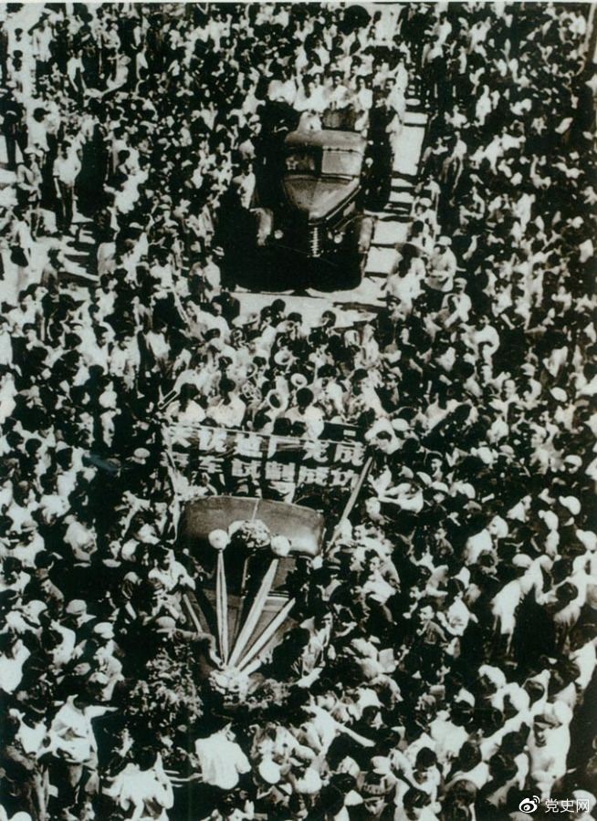 　　1956年7月13日，第一批國(guó)產(chǎn)“解放”牌汽車在長(zhǎng)春第一汽車制造廠試制成功，結(jié)束了中國(guó)不能制造汽車的歷史。圖為7月14日，“解放”牌汽車開下生產(chǎn)線。