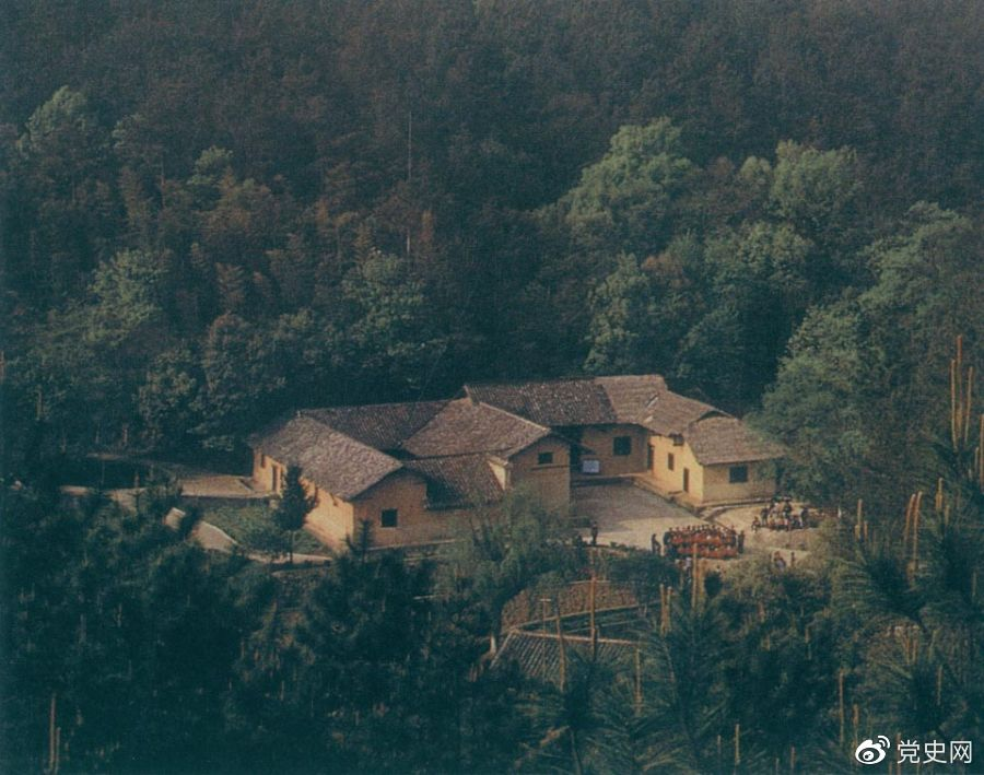 毛澤東故居——湖南省湘潭縣韶山?jīng)_上屋場(chǎng)。1893年12月26日，毛澤東在這里誕生。