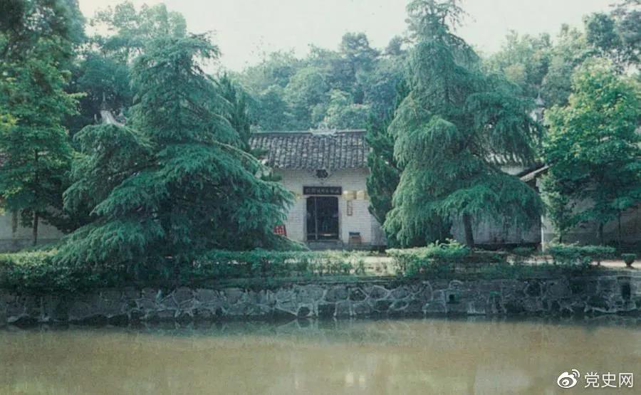 圖為任弼時(shí)故居。1904年4月30日，任弼時(shí)出生在湖南省湘陰縣熟塘鄉(xiāng)唐家橋（今屬汨羅市）。