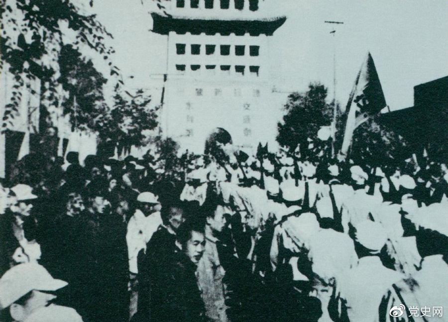 1949年8月，蘭州解放。圖為第一野戰(zhàn)軍開進蘭州市區(qū)。