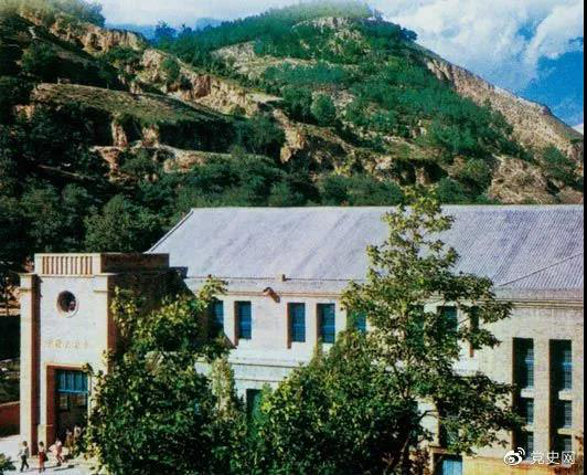 圖為中國共產(chǎn)黨第七次全國代表大會會址——延安楊家?guī)X中央大禮堂。