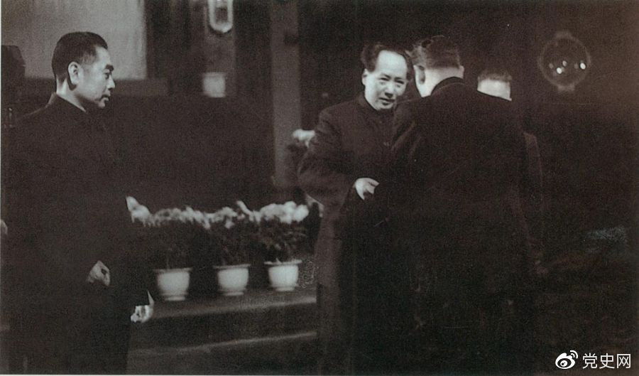 1949年10月2日，蘇聯(lián)政府首先承認(rèn)中華人民共和國(guó)。10月3日，中蘇正式建交。圖為蘇聯(lián)第一任駐中國(guó)大使向毛澤東主席呈遞國(guó)書(shū)。