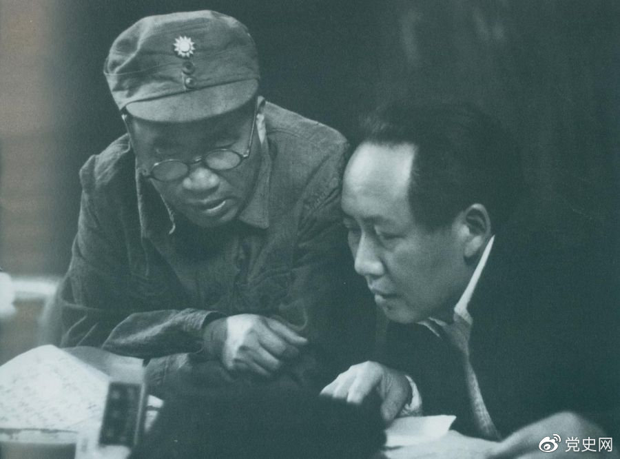 1945年4月，毛澤東和朱德在中國共產(chǎn)黨第七次全國代表大會上。