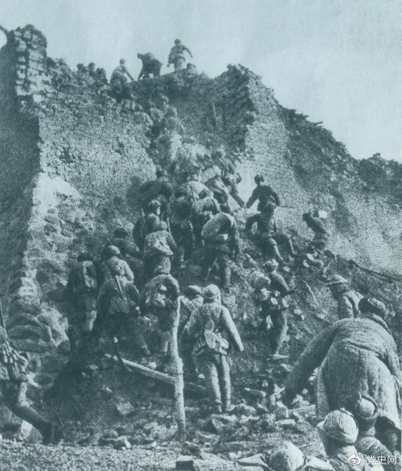 1948年12月，人民解放軍向新保安守?cái)嘲l(fā)起攻擊。這是解放軍戰(zhàn)士登上新保安城頭。 