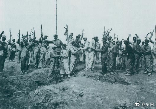 1953年7月28日，朝鮮人民軍來到志愿軍陣地上，互相祝賀、共同歡呼抗美斗爭的偉大勝利。