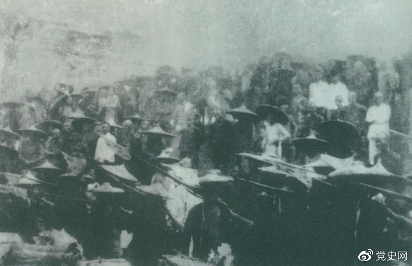 　　1926年7月9日，國(guó)民革命軍開始北伐。兩天后，北伐軍的先頭部隊(duì)葉挺獨(dú)立團(tuán)攻占了長(zhǎng)沙。然后向武漢進(jìn)攻。一路上，迅猛發(fā)展的農(nóng)民運(yùn)動(dòng)有力地配合了北伐戰(zhàn)爭(zhēng)。在湖南、江西、湖北，農(nóng)民運(yùn)動(dòng)越來越引人注目。這是支援北伐戰(zhàn)爭(zhēng)的農(nóng)民自衛(wèi)軍。